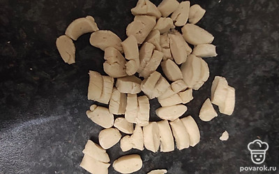 Пока курица варится, приготовить галушки. Смешать яйцо, муку, воду, посолить и вымесить тугое тесто. Раскатать в тонкую колбаску и нарезать.