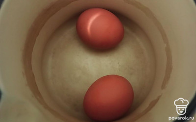 Яйца отварите вкрутую (10 минут с момента закипания воды). 