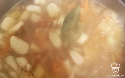 В бульон добавить зажарку, картошку, галушки. Можно положить лавровый лист. Варить 10-15 минут.