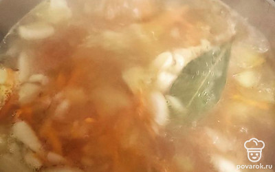 В суп выложить курицу, довести до кипения и готовить еще несколько минут.