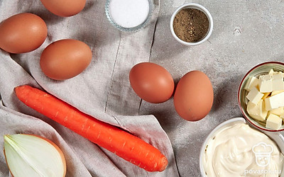 Помойте и сварите вкрутую яйца, охладите и почистите их. Почистите и помойте репчатый лук и морковь. Зеленый лук помойте и мелко нарежьте.