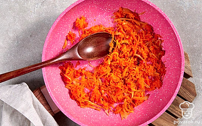 Подготовьте начинку. Мелко натрите морковку и нашинкуйте репчатый лук. Разогрейте на сковороде сливочное масло, выложите морковку и лук, добавьте соль, молотый перец и обжаривайте на среднем огне без крышки 10 минут, периодически помешивая. Затем охладите обжаренные овощи.