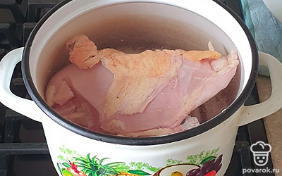В кастрюлю с водой опустите мясо и варите до закипания, периодически снимая пену. После закипания добавьте соль и перец. Варите еще 30 минут.