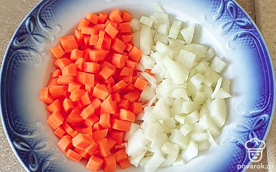  Морковь и лук почистите и помойте, нарежьте мелким кубиком.