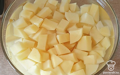 Картошку вымойте, почистите и нашинкуйте, промойте водой.