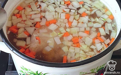 Готовое мясо достаньте из кастрюли. Добавьте лук и морковь, варите 10 минут. После этого выложите картофель и томите еще 15 минут.