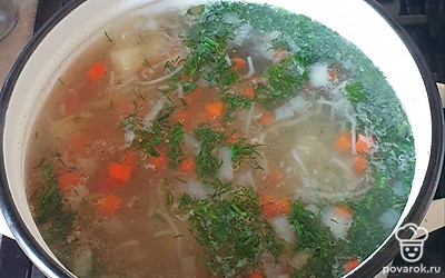 Укроп помойте и мелко нарежьте. Добавьте в суп вместе с лапшой. Варите еще 5 минут.