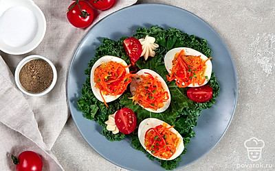 Посыпьте закуску мелко нарезанным зеленым луком.