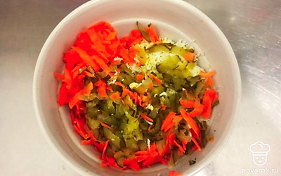 Яйца, маринованный огурец и морковь натрите на терке.