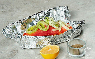 Приготовьте рыбу. На филе лосося сделайте несколько надрезов. Лист фольги смажьте растительным маслом, выложите на него рыбу и сбрызните ее лимонным соком. Сверху разложите кольца порея, посыпьте солью и тимьяном. Заверните лосося в фольгу и запекайте в разогретой духовке 20 минут.