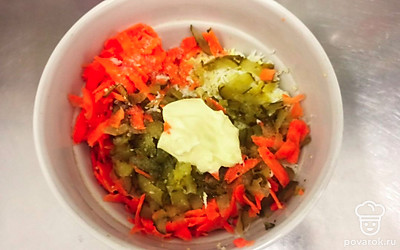 Добавьте соль по вкусу и майонез, перемешайте.