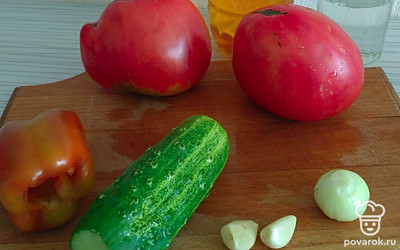 Подготовить все ингредиенты. Хорошо помыть овощи, почистить лук и чеснок.