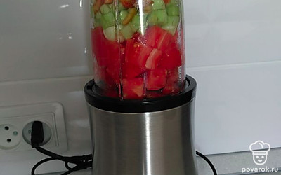 Порезать кусочками помидоры, перец, огурец, лук, чеснок и сложить в чашу блендера. Добавить растительное масло и холодную воду. Посолить и поперчить по вкусу.
