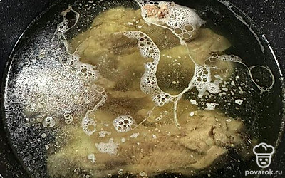 Отвариваем бульон. Добавляем соль и перец по вкусу.