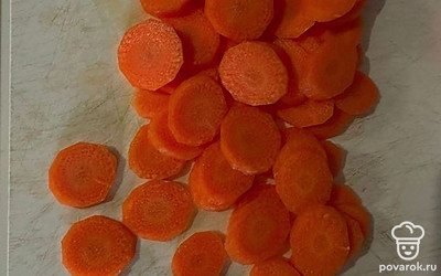 Выкладываем в бульон нарезанную морковь.