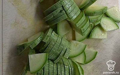 Режем кабачок и добавляем его в кастрюлю.