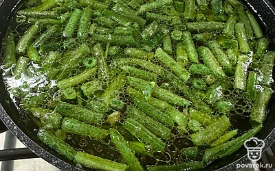 В конце добавляем к супу стручковую фасоль и варим до ее готовности.