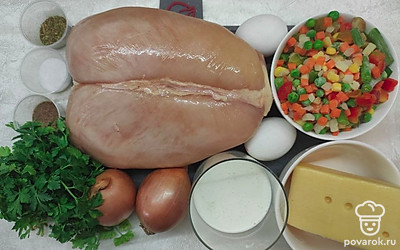 Разморозьте овощную смесь. Если для этого вы воспользуетесь микроволновой печью, убедитесь, что овощи не начали готовиться. Курицу вымойте под проточной водой и обсушите бумажным полотенцем или салфетками, затем нарежьте на куски и измельчите в блендере или мясорубке. Лук очистите от шелухи, зелень сполосните под проточной водой и стряхните лишнюю влагу. Желтки отделите от белков.