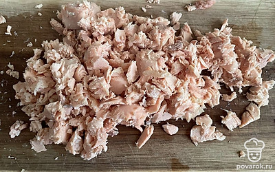 Филе горбуши отварите в течение 10 минут, остудите и измельчите.