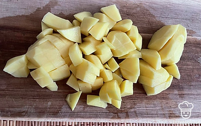 Картофель нарежьте кубиком и отправьте вариться.
