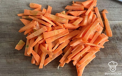 Морковь нарежьте соломкой и обжарьте до мягкости, добавьте к картофелю.