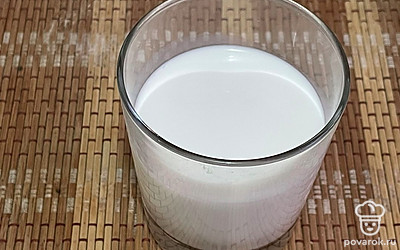 Влейте сливки комнатной температуры и добавьте филе горбуши. Варите все вместе до мягкости картофеля. Посолите и поперчите по вкусу.