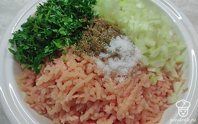 Мелко нарежьте лук, порубите зелень и добавьте их в куриный фарш, посолите и поперчите. Перемешайте до однородной консистенции.