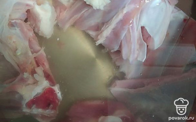 Утиный набор промыть, положить в кастрюлю с водой, поставить на средний огонь. Добавить соль и перец.