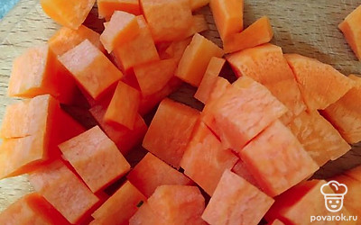 Морковь помыть, почистить, крупно нарезать.