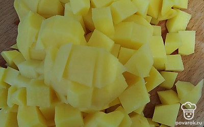 Картофель помыть, почистить, нарезать кубиками.