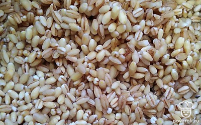 Перловку в бульон закладываем сразу, через 20 минут кладем овощи. За 5 минут до конца готовки добавляем укроп. 