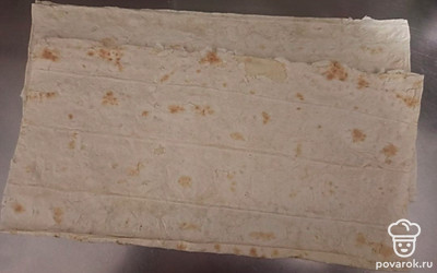 Лаваш разрежьте на прямоугольники (по размеру сосиски).