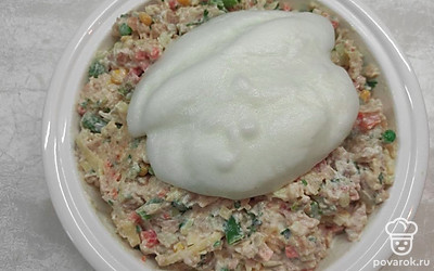 Белки взбейте миксером до белых пиков и аккуратно, чтобы они не потеряли воздушность, соедините с фаршем и перемешайте.