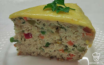 Подавайте террин с овощами и сыром в горячем виде, нарезав его на порционные кусочки в красивой тарелке, украсив зеленью. Или в холодном виде, нарезав тонкими ломтиками и уложив их на бутерброды.