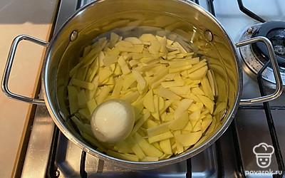 В подсоленной воде отвариваем картошку с луковицей до готовности.
