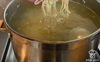 Добавляем лапшу и варим еще 5 минут.