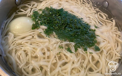 Приправляем свежей зеленью.