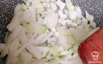 Мелко нарезанный лук обжарьте на сковороде с добавлением растительного масла, до золотистого цвета.