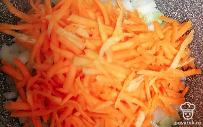 Следом добавьте тертую морковь и жарьте на среднем огне около 5 минут.