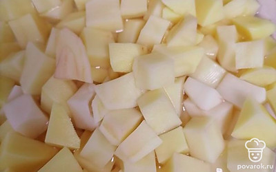 Мытый картофель нарежьте кубиками.