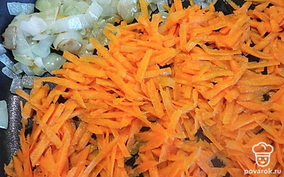 Вымыть, начистить морковь и лук. В разогретой сковороде с растительным маслом обжарить лук и морковь. 