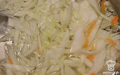 В кастрюле вскипятить воду, выложить нашинкованную капусту, варить 15 минут. 