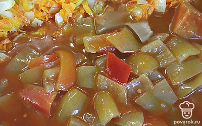 К овощам в сковороду выложить лечо, у меня домашнее. На среднем огне тушить 15 минут.