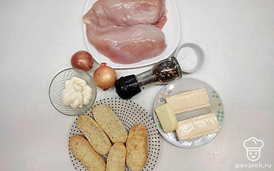 Вымойте и отварите куриное филе в подсоленной воде заранее, чтобы в момент приготовления закуски не тратить много времени. Храните отварное куриное филе в холодильнике не более двух дней.