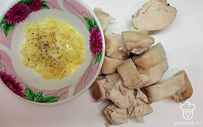 Лук очистите от кожуры и мелко нарежьте. Обжарьте его на сковороде со сливочным маслом до легкой золотистой корочки.