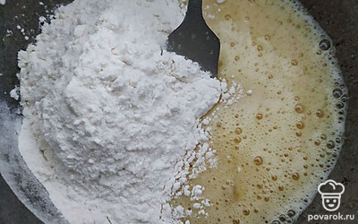 Охлажденное куриное филе разрежьте на небольшие кусочки и пропустите их через мясорубку, равномерно добавляя поджаренный лук.