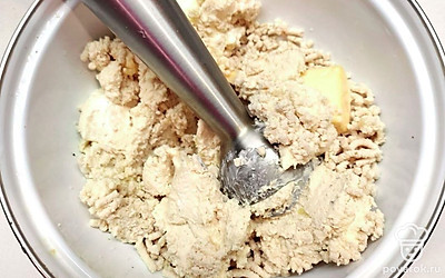 В глубокую миску положите измельченное в мясорубке куриное филе, добавьте майонез, плавленые сырки, соль и перец. Пробейте массу погружным блендером до однородного состояния.