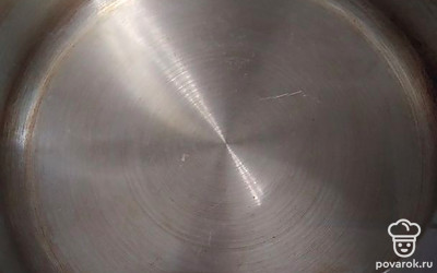 Налить воду в кастрюлю. Поставить на средний огонь.