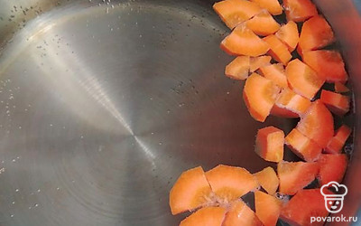Морковь помыть, почистить, нарезать дольками, отправить в кастрюлю. Добавить бульонные кубики. Варить 20 минут.