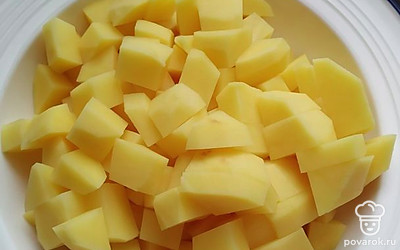 Картошку помыть, почистить. Нарезать кубиками. 
